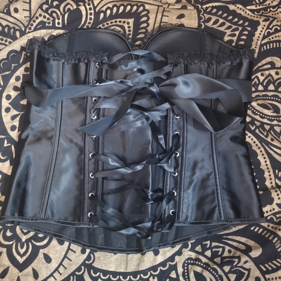 Stunning black satin corset top with tie-back and gorgeous details size Large - Picture 4 of 4